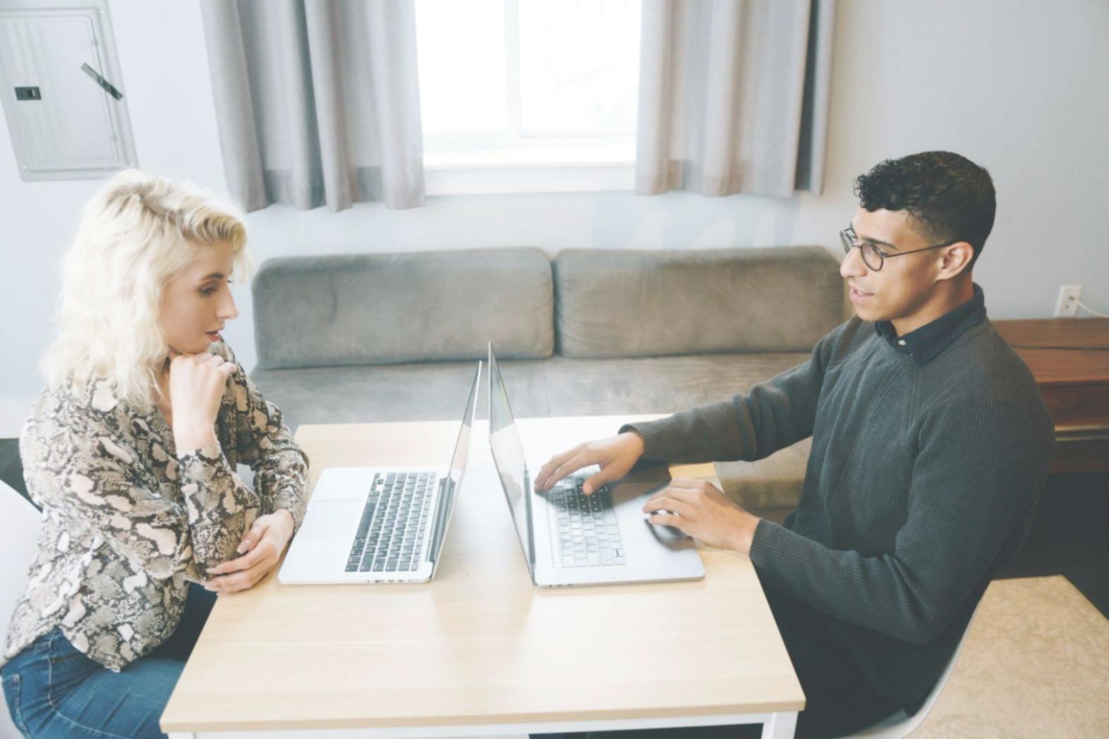 Studierende bei der Arbeit an AR-Prototypen